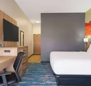 La Quinta Inn & Suites by Wyndham San Antonio Seaworld/LAFB hotel detail image 7