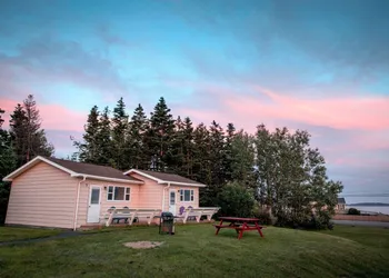 Sea Breeze Cottages And Motel hotel thumbnail 3