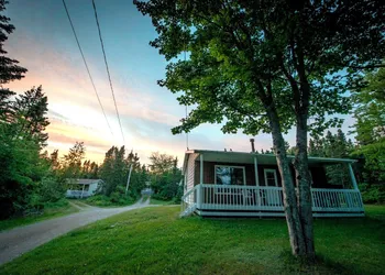 Sea Breeze Cottages And Motel hotel thumbnail 5
