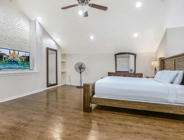 Modern 4BR Penthouse in Downtown by Hosteeva hotel detail image 4