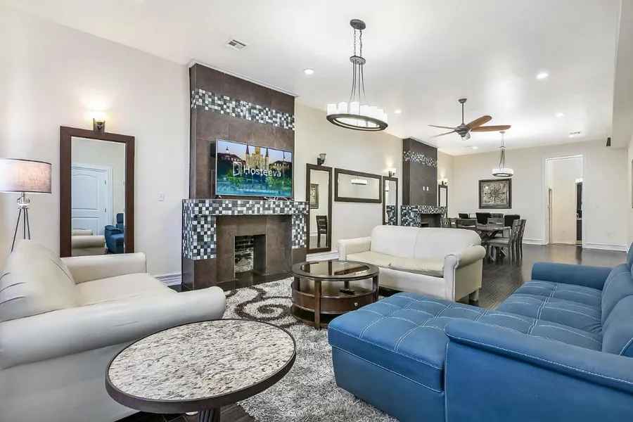 Modern 4BR Penthouse in Downtown by Hosteeva hotel detail image 6