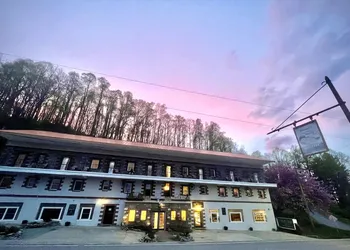 Skyline Village Inn hotel thumbnail 2