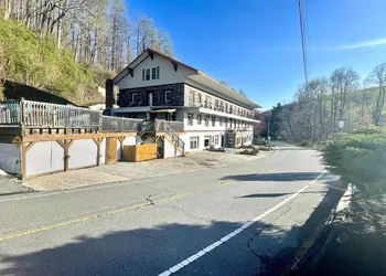 Skyline Village Inn hotel thumbnail 7