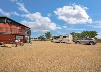 Badlands Hotel and Campground hotel thumbnail 2