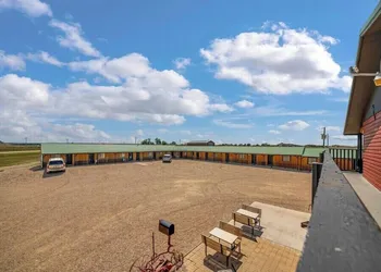 Badlands Hotel and Campground hotel thumbnail 7