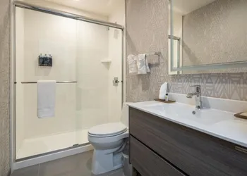 Golden Bear Inn hotel thumbnail 7