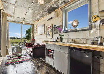 Flophouze Shipping Container Hotel hotel thumbnail 5