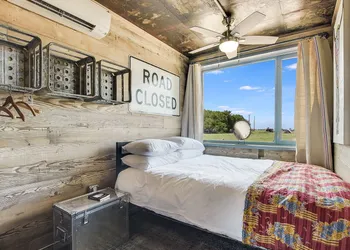 Flophouze Shipping Container Hotel hotel thumbnail 8