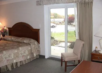 Flying W Airport & Resort hotel thumbnail 5
