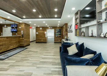 Hotel Ninety Five - JFK Airport hotel thumbnail 2
