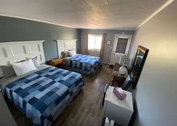 Pines Motel hotel thumbnail 8