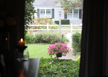 Allen Harbor Breeze Inn & Gardens hotel thumbnail 4