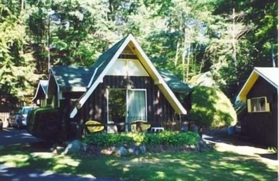 Amber Lantern Lake George Motel and Cottage Rentals hotel detail image 2