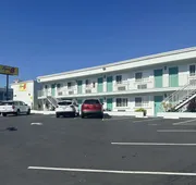 Super 8 by Wyndham Oceanside Downtown hotel detail image 4