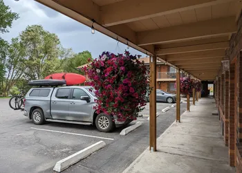 Henry's Fork Inn hotel thumbnail 2