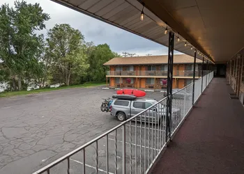 Henry's Fork Inn hotel thumbnail 3