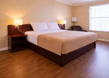 Shale Lodge Pleasanton hotel thumbnail 4