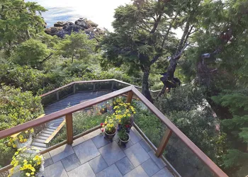 Reef Point Oceanfront B & B hotel thumbnail 4