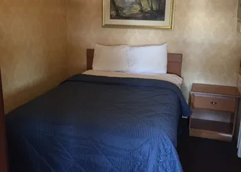 Town and Country Motel hotel thumbnail 5