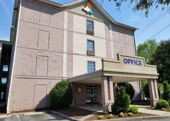 Intown Suites Extended Stay Select Hampton hotel thumbnail 2