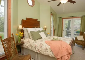 Lake Lucerne Resort & Ranch hotel thumbnail 5