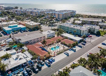 Upham Beach Inn hotel thumbnail 5
