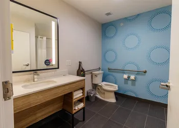 Tru by Hilton McKinney hotel thumbnail 6