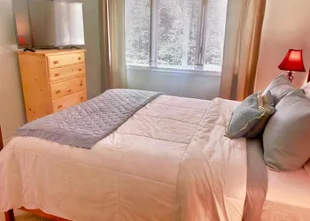 G2 Sunny and homey Fairway Village Townhome right on the Omni Mount Washington Hotel golf course hotel thumbnail 4