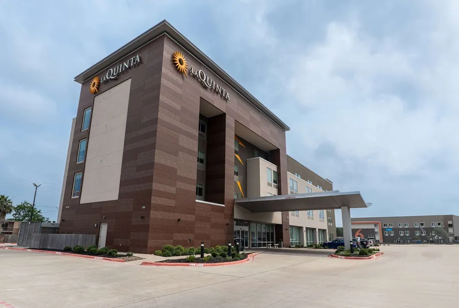 La Quinta Inn & Suites by Wyndham Corpus Christi Southeast hotel detail image 2