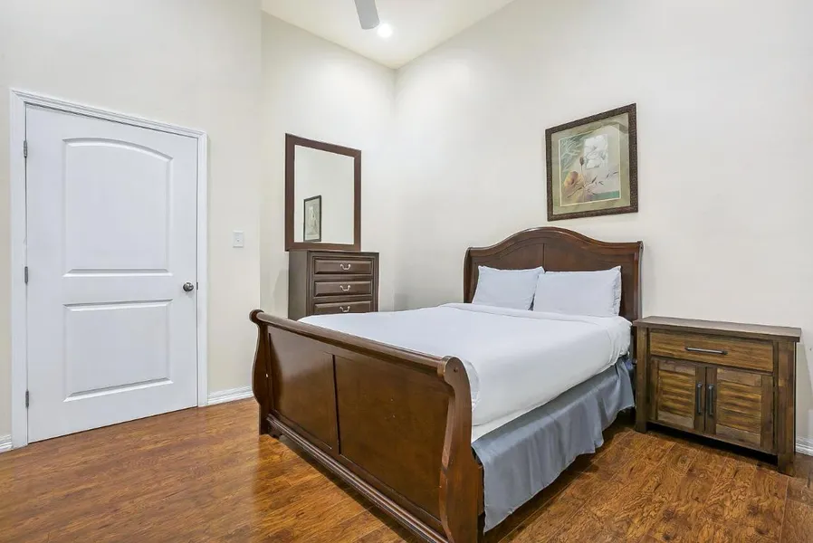 Stylish 4BR condo in Downtown by Hosteeva hotel detail image 2