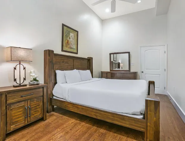 Stylish 4BR condo in Downtown by Hosteeva hotel detail image 3