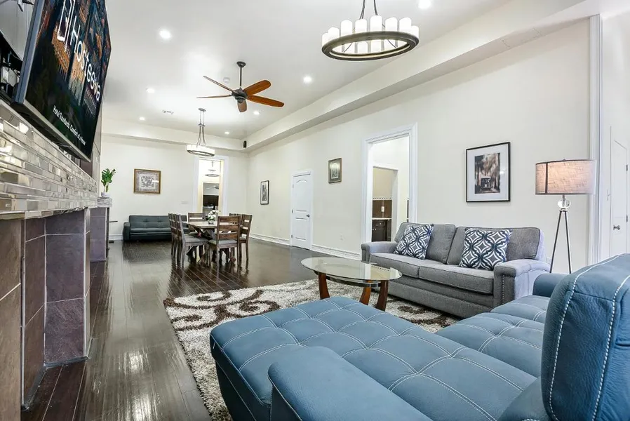Stylish 4BR condo in Downtown by Hosteeva hotel detail image 6