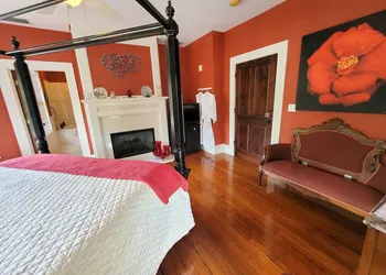 Camellia Rose Inn- Luxury King Room hotel thumbnail 7