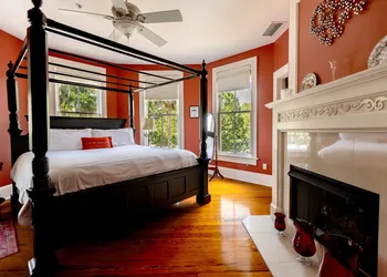 Camellia Rose Inn- Luxury King Room hotel thumbnail 8