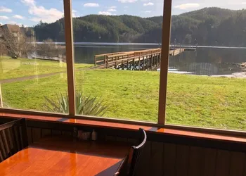 Lakeshore Lodge hotel thumbnail 4