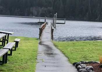 Lakeshore Lodge hotel thumbnail 5