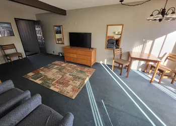 Lakeshore Lodge hotel thumbnail 8
