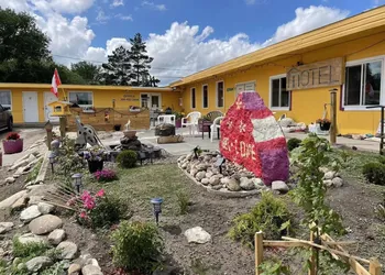 Dundurn Motel hotel thumbnail 8