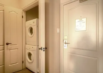 Grand Suites Grand Okanagan by KelownaGo hotel thumbnail 3