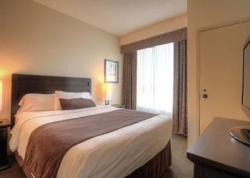 Grand Suites Grand Okanagan by KelownaGo hotel thumbnail 4