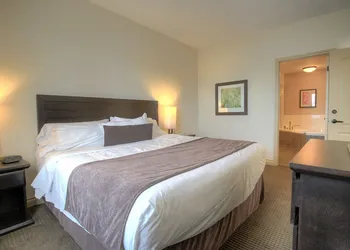 Grand Suites Grand Okanagan by KelownaGo hotel thumbnail 5