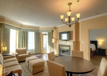 Grand Suites Grand Okanagan by KelownaGo hotel thumbnail 6