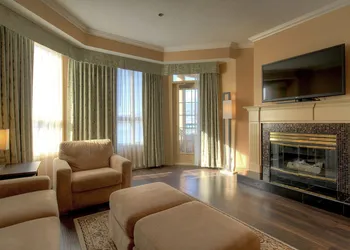 Grand Suites Grand Okanagan by KelownaGo hotel thumbnail 7