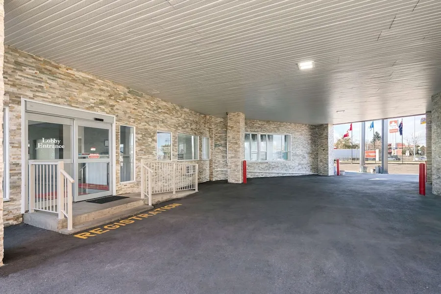 Econo Lodge Inn & Suites hotel detail image 2