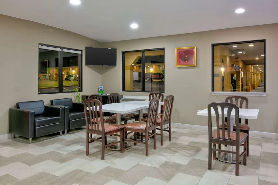 Super 8 by Wyndham Palestine hotel detail image 6