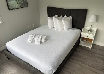 Gibsons Landing Inn hotel thumbnail 7