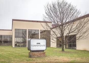 OYO Townhouse Owensboro West hotel thumbnail 2