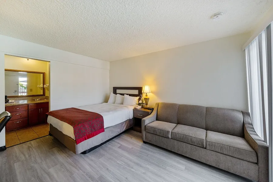 MC Pacific Inn & Suites hotel detail image 6