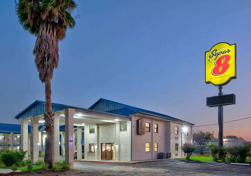 Super 8 by Wyndham Victoria / South / Hwy 59 hotel detail image 2