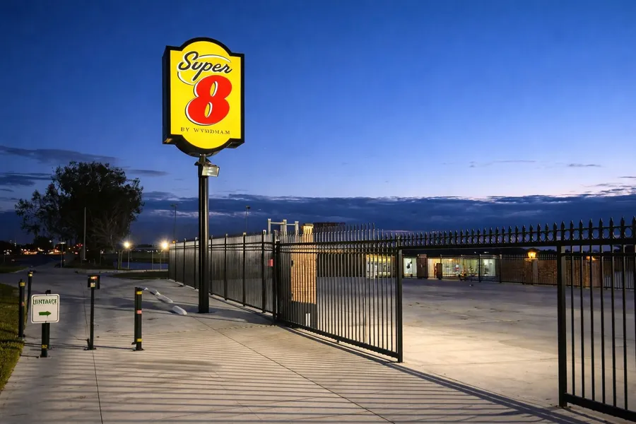 Super 8 by Wyndham Bakersfield CA Near Airport hotel detail image 2